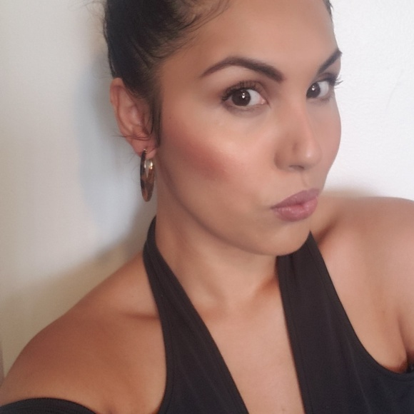 Meet your Posher 💋 TOP- RATED SELLER 💯 - Picture 1 of 8